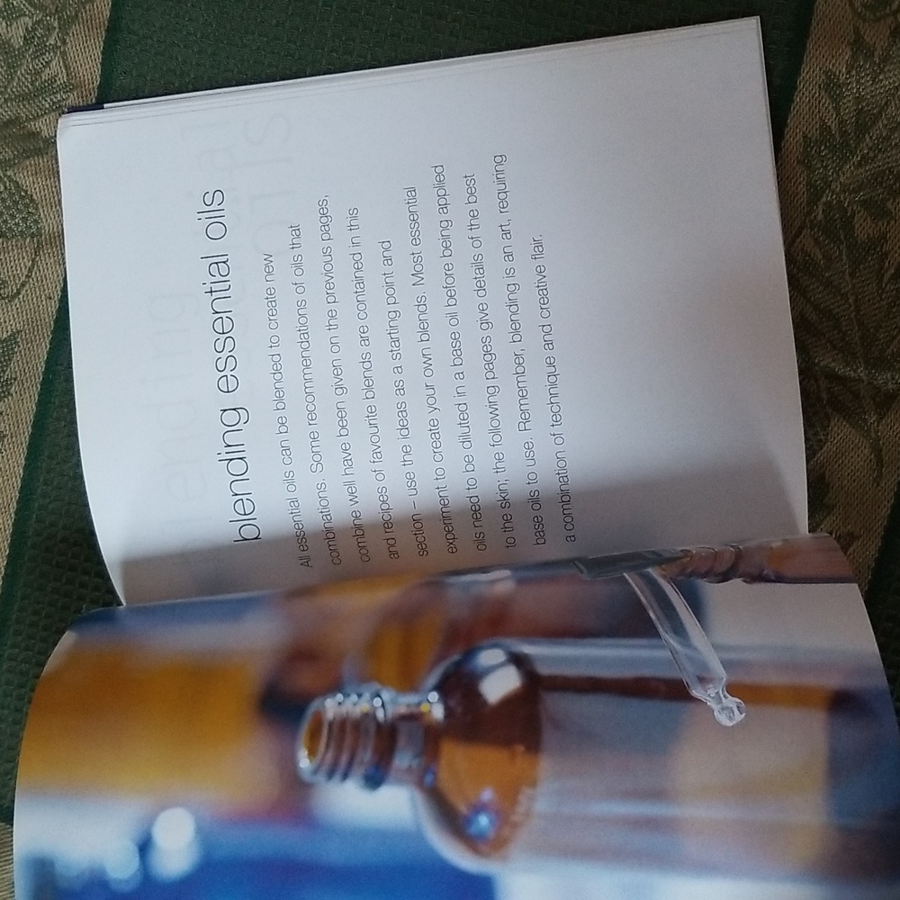 📗ESSENTIAL OILS BOOK - Picture 7 of 9